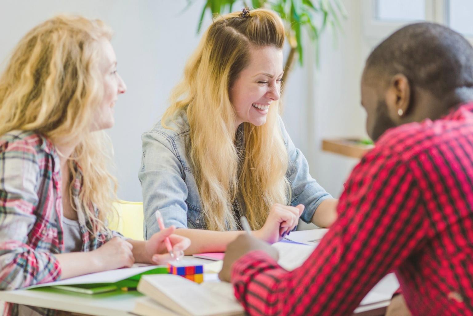 Reunión de seguimiento trimestral con socios comerciales revisando indicadores financieros