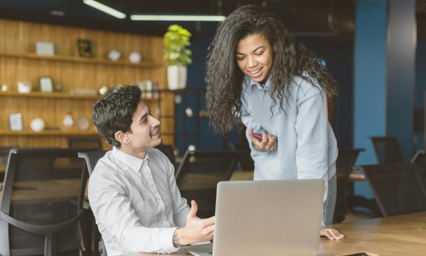 Sesión de formación en finanzas corporativas y alianzas empresariales