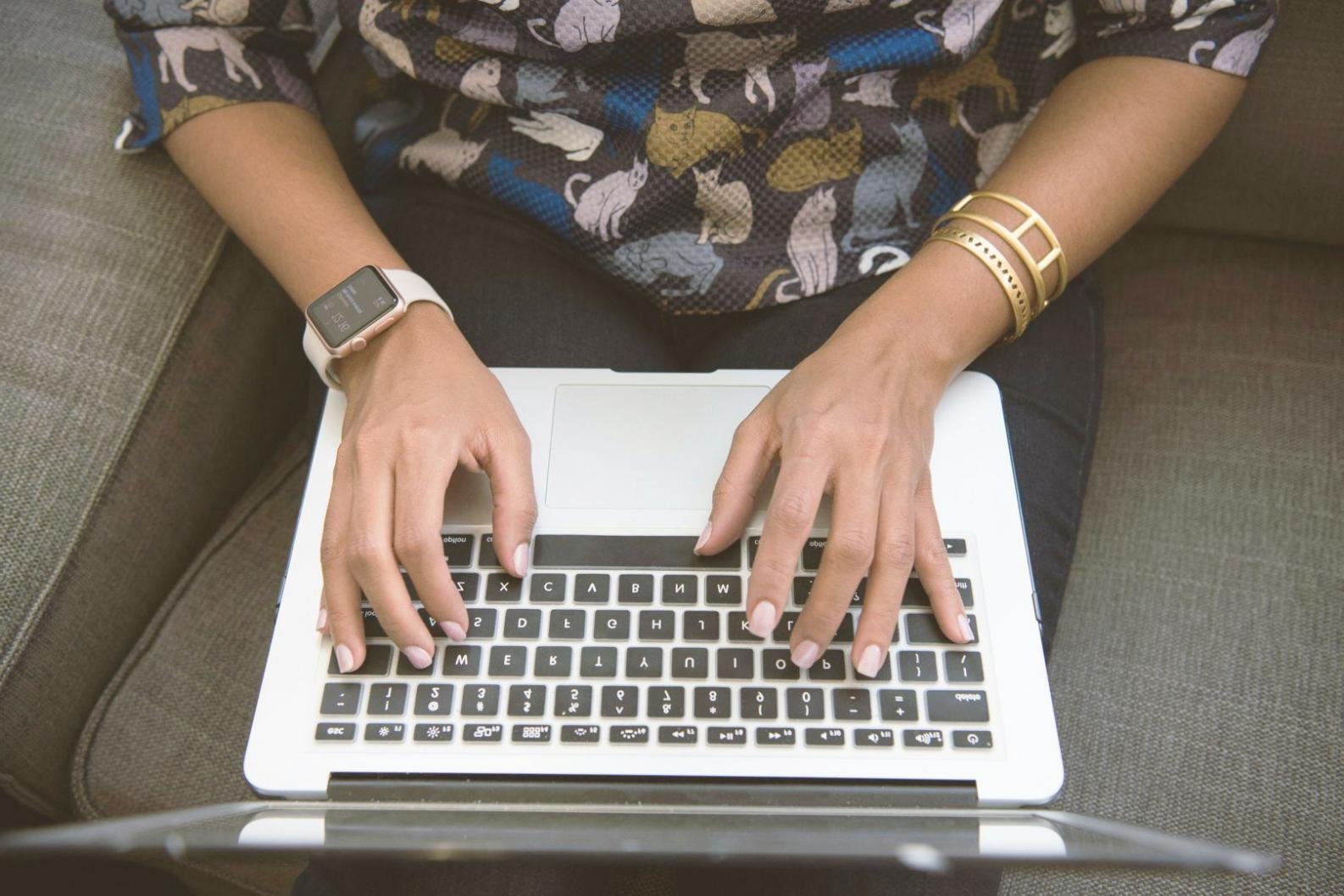 Profesional presentando resultados de estrategia financiera implementada en empresa del sector logístico