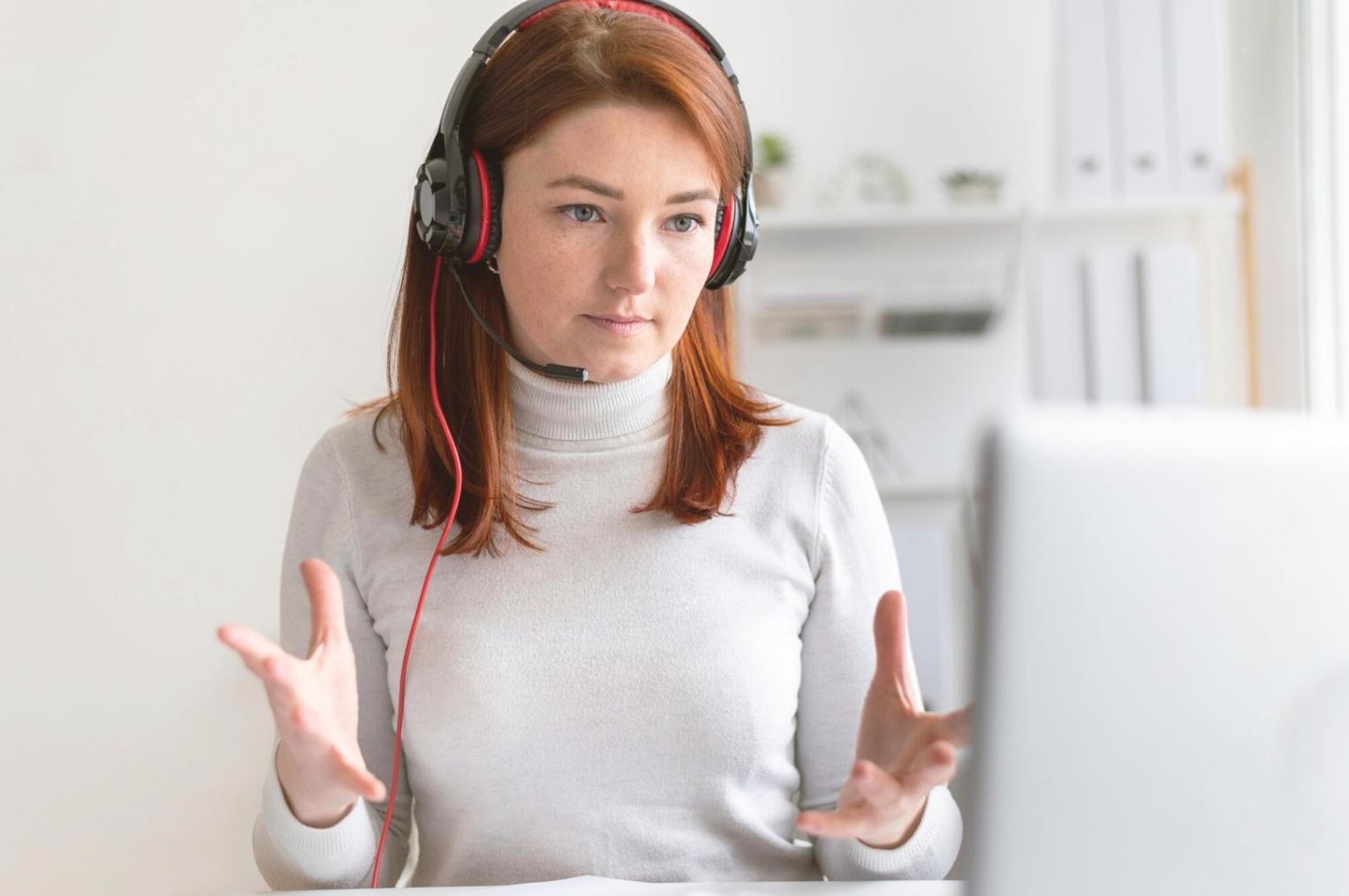 Equipo orvynthalira revisando estrategias financieras en oficina de Terrassa
