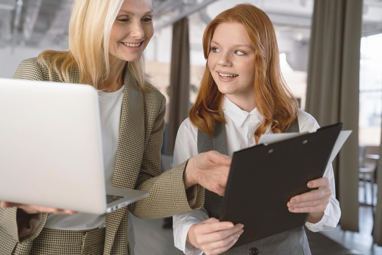 Equipo analizando documentos financieros y estrategias de asociación empresarial